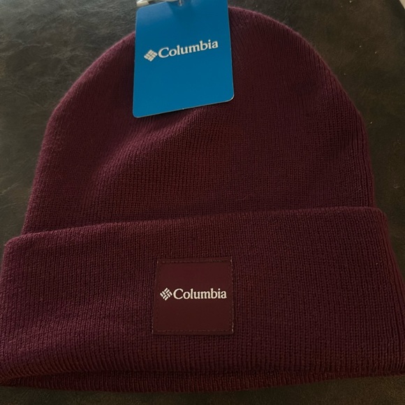 Columbia Accessories - Columbia City Trek Heavyweight Beanie: MAROON: NEW WITH TAGS